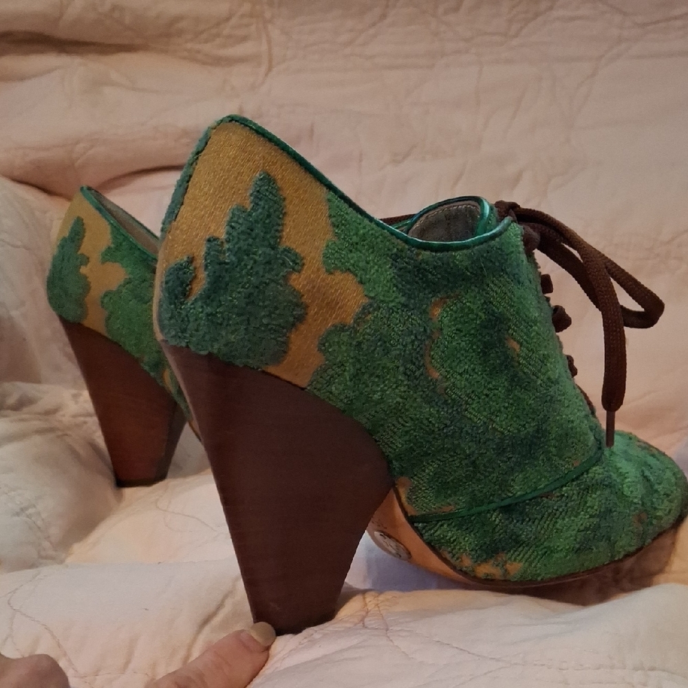 Dolce & Gabbana Green and Tan Lace-Up Heels - Picture 15 of 16